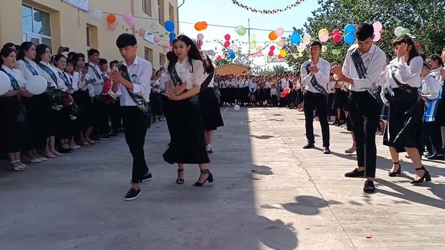 Битирувчи ўқувчилардан рақс. Сўнгги қўнғироқ билан.  Битирувчи 2024.