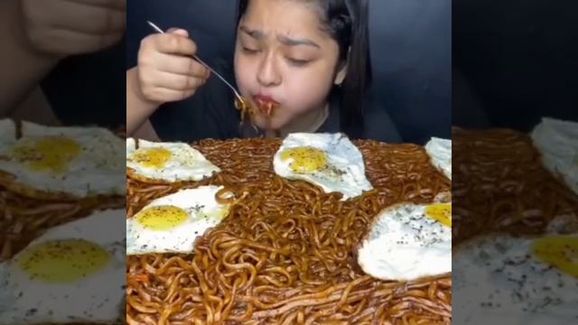 ASMR SPICY BLACK BEAN NOODLES MUKBANG SOUND #shorts #asmr #mukbang #maddyeats  #blackbeannoodles