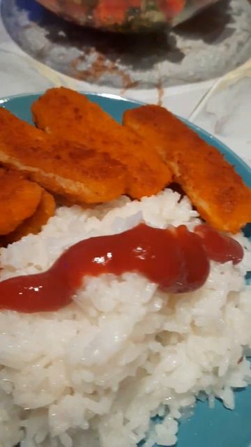 рис и рыбные палочки и салат Shorts смотреть онлайн