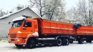 Прадик тянет Камаз с прицепом.