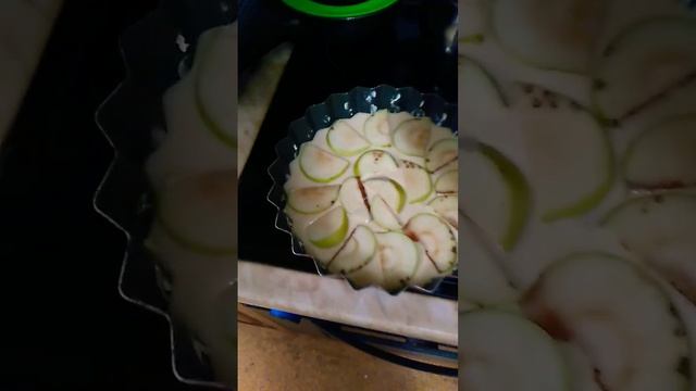 С Днём Рождения! #шарлоткасяблоками #подарки #деньрождения #cooking #cookpad #shorts смотреть онлайн