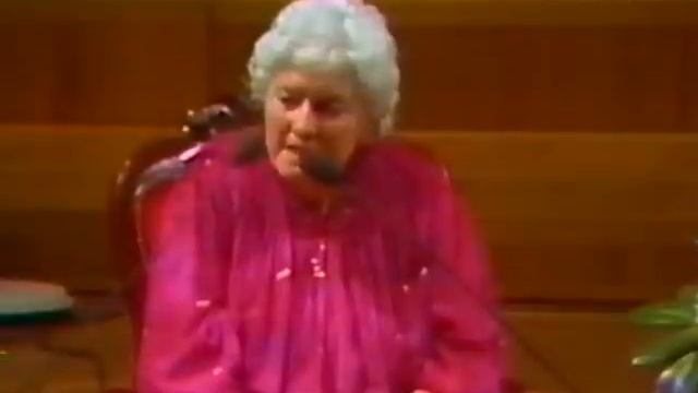 Doris Stokes - The Barbican 1986 (9/10) смотреть онлайн