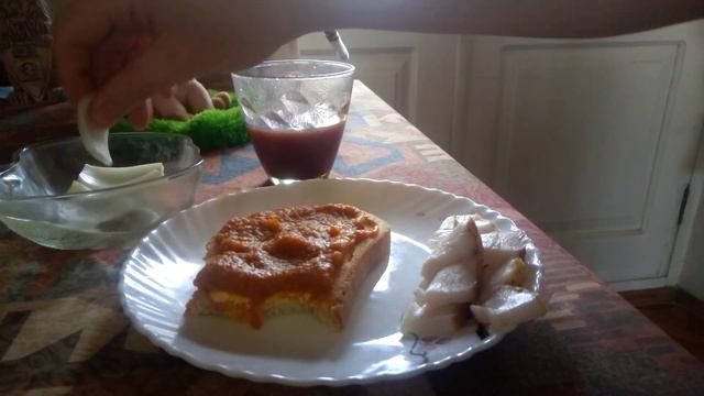 БУТЕРБРОДЫ С КАБАЧКОВОЙ ИКРОЙ, САЛО, СЛИВОВЫЙ СОК смотреть онлайн