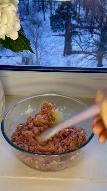 Сок вытекает😋 Очень простой рецепт, получится 100% #чебуреки #чебурекисмясом #чебурекирецепт смотреть онлайн