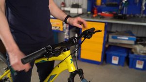 Видео инструкция по сборке горного велосипеда Forward на ободных тормозах