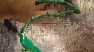Как аккуратно опустить провод, если обои уже наклеены.How to carefully lower the wire