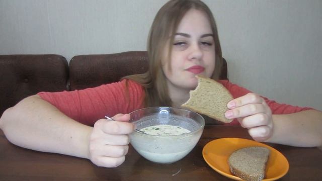 Весна пришла! Мукбанг окрошка на кефире и черный хлеб. Задавайте вопросы!