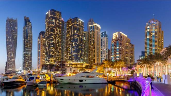 Дубай марина вечером. Арабские эмираты.