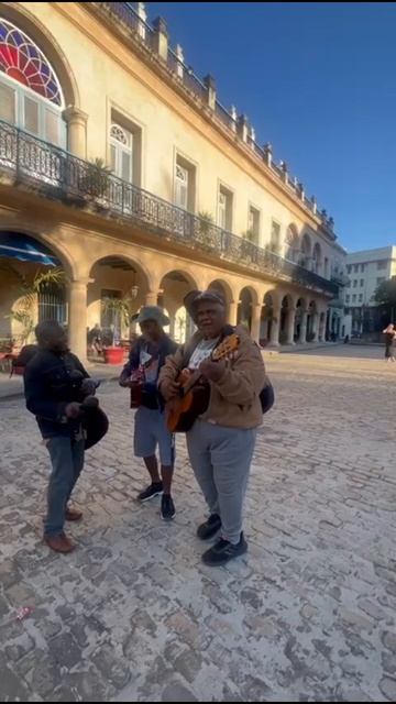 Кубинцы поднимают настроение туристам в Гаване 🌞 🎶 🇨🇺