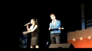 Девушка пристала к парню