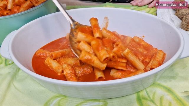 PASTA AL FORNO CON LE POLPETTE E MOZZARELLA RICETTA FACILE E VELOCE | Baked pasta with meatballs смотреть онлайн