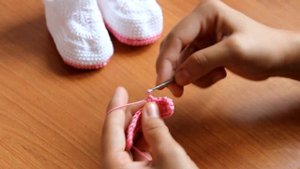 Вязание крючком. МК Пинетки крючком (часть 1) Crochet. Crocheted sandals.