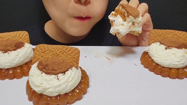 약과 티라미수 먹방🎂고급스러운 디저트 쫀득한 찹쌀 대왕 약과 위에 부드러운 티라미수+바삭한 로투스 과자 올린 간식 mukbang