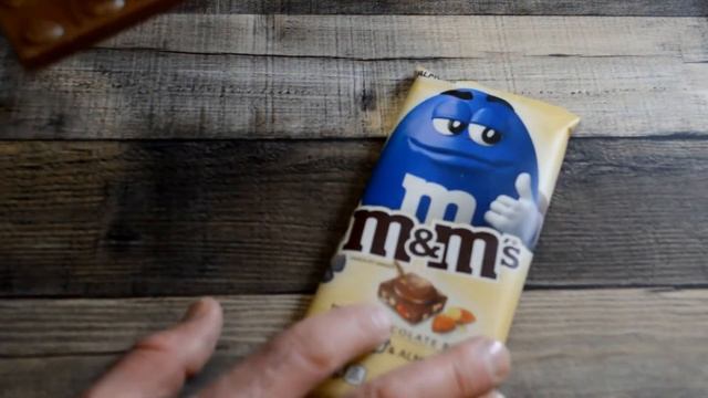 M&M's Milk Chocolate Bar With Minis And Almonds Taste Test Review смотреть онлайн