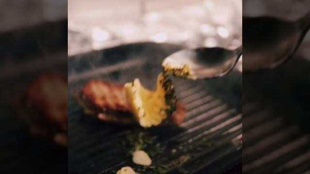 Rucolasalat mit Balsamico, Rumpsteakstreifen, Kirschtomaten und Parmesan смотреть онлайн