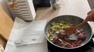 Берлин. Куриная печень жареная с маринованными огурцами и луком.
