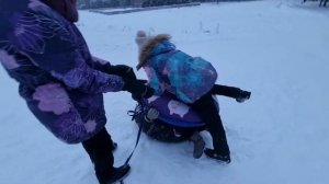Катаемся с горки с друзьями. Один день каникул