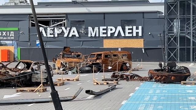 Торговый центр «Ретровиль» в Киеве после бомбежки