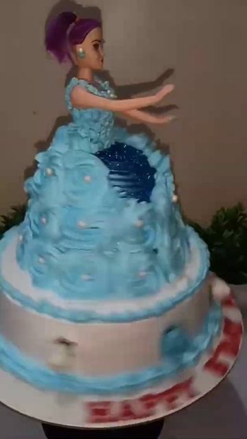 #shorts Beautiful well designed doll cake with combination of blue glitter & white pearls 💙🤍 смотреть онлайн