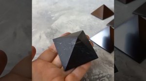 Пирамида 5 см объёмная полированная и неполированная из натурального шунгита