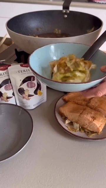 Лосось с соусом Teriyaki на подушечке из капусты смотреть онлайн