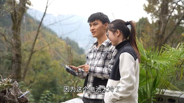 李俊的无人机闲置了，让我拿回去拍风景，在学习的过程中居然炸机了，吓得我赶紧还给他 смотреть онлайн