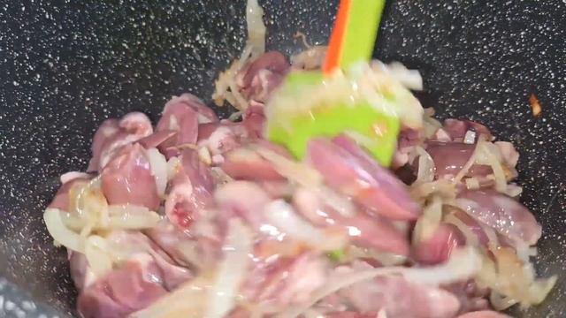 Бомбическая горячая закуска, улетает как семечки, куриные сердечки с соусом