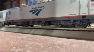 HO Scale Siemens ACS-64 Loco Flies Around the Layout for Daily Rounds!