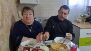 Мукбанг Вкусная маринованная скумбрия с луком.Торт- пирог и сливовый компот.