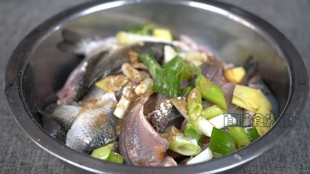 鲫鱼像我这样做香酥可口，连鱼刺都不浪费，可好吃了，成本几块钱【百味食光记】