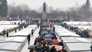 «Память должна быть всегда с нами»: Матвиенко возложила цветы в день снятия блокады Ленинграда