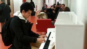 Thomas Krüger - flashmob piano medley at france airport Paris-Orly