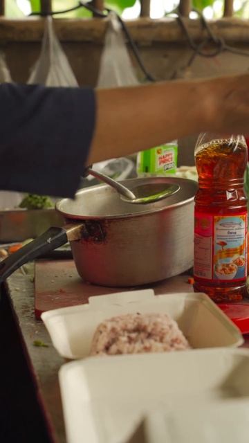 Тайская уличная еда. Как готовят в тайском уличном кафе #shorts смотреть онлайн