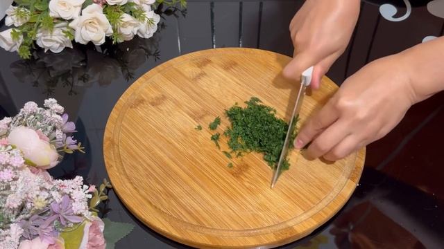 ГОСТИ ЧУТЬ НЕ ПОДРАЛИСЬ за этот САЛАТ. Его ОБОЖАЮТ все ЭТОТ РЕЦЕПТ САЛАТА. САЛАТ НА ПРАЗДНИЧНЫЙ СТО смотреть онлайн