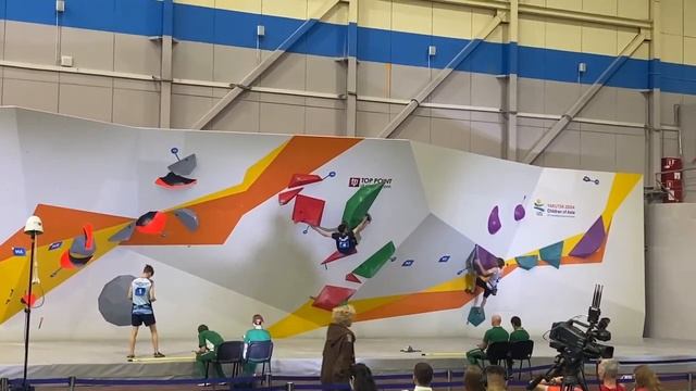 В «Дохсуне» идет финал соревнований по скалолазанию в дисциплине боулдеринг. На трассе юноши #якутс смотреть онлайн