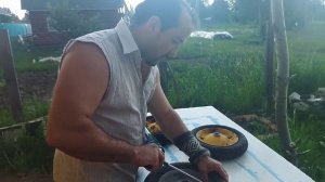 Как починить колесо на тачке, если прохудилась камера⚙️масло и пена