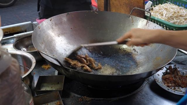 “36년동안 팟타이만 만들었지~!” 장인 아주머니의 계란 폭탄 팟타이!! / Pad Thai | Thailand street food смотреть онлайн