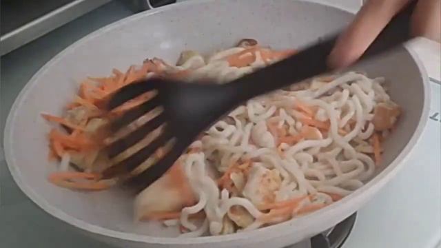 STIR - FRIED UDON WITH CHICKEN MEAT смотреть онлайн