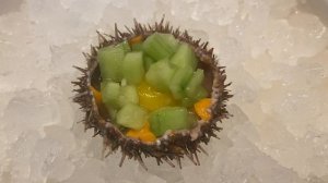 Блюдо из морского ежа в ресторане миллионка