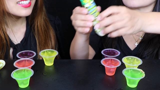 FRUIT JELLY CUPS + SOUR CANDY JUICY DROP POPS + BANANA SPRAY (EATING SOUNDS) | Kim&Liz Too смотреть онлайн