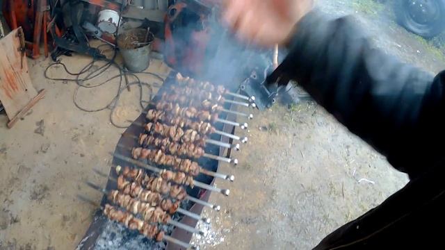 Жарю шашлык по своему рецепту, в общем пошел дождь))) смотреть онлайн