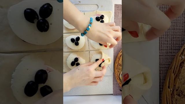 Мини пиццы 🍕 Быстрый перекус без заморочек 😉 #пицца #рецепты #еда #вкусно смотреть онлайн