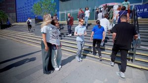 24 часа в наручниках с Миланой Хаметовой / Охрана выгнала из ТЦ