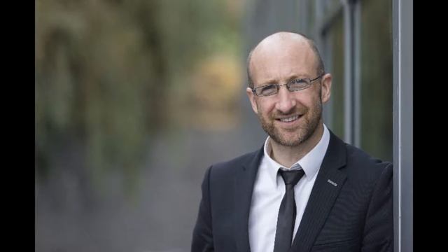 BBC Radio Foyle Breakfast News - Flippy the burger flipping robot смотреть онлайн