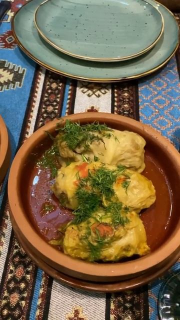 Пробуем два вида долмы: из виноградных и капустных листьев смотреть онлайн