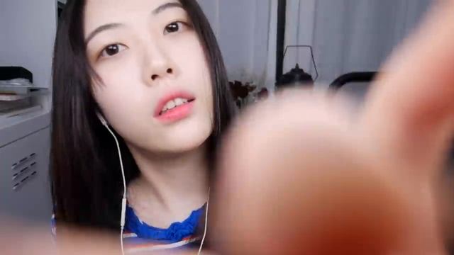 DOOBOO ASMR. Тихий голос, звуки рта, движения рук, визуальный таппинг по лицу.