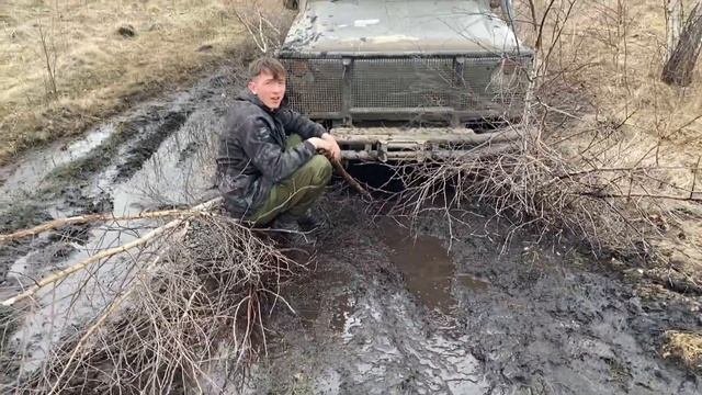 Застряли в грязи на Сафаре, будем вытаскивать…