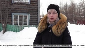 Снег не тает даже на трубах отопления, которые идут через всю улицу Карпинского