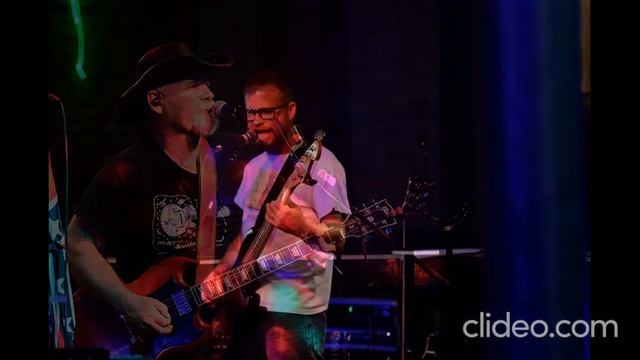 Tune in Toyko Man in the box cover смотреть онлайн