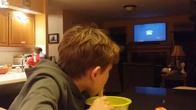 Choking on Ramen noodles! смотреть онлайн